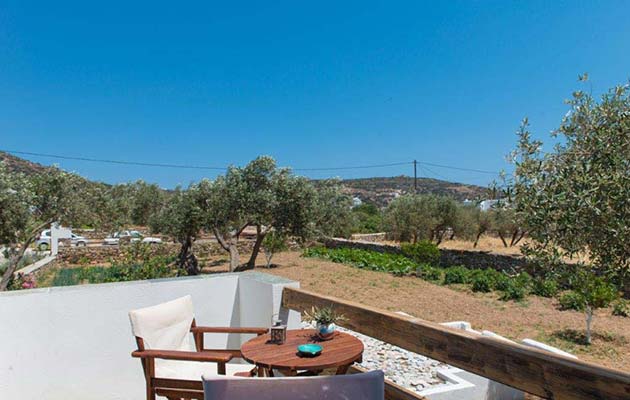 Μπαλκόνι με θέα στον κήπο