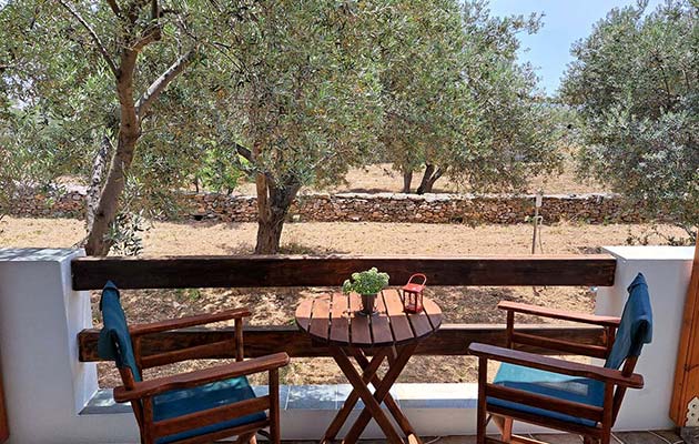 Μπαλκόνι με θέα στον κήπο