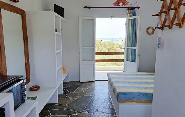 Το εσωτερικό του στούντιο με θέα στη θάλασα